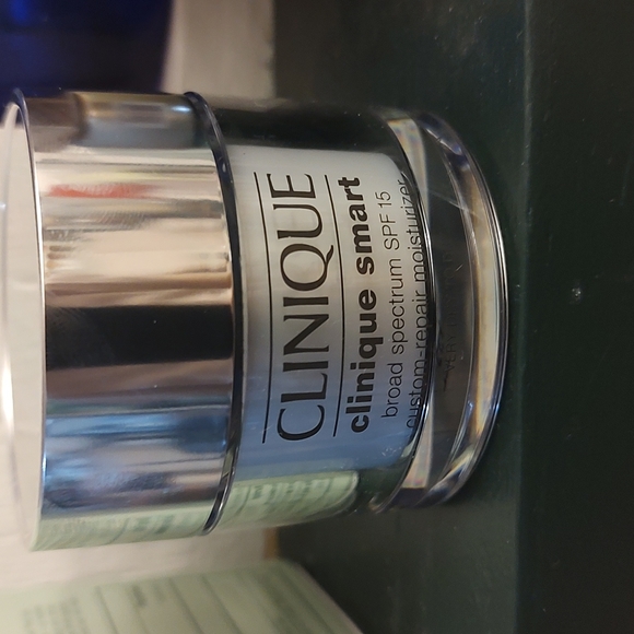 Clinique smart broad-spectrum SPF 15 custom repair moisturizer - Picture 2 of 2